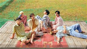 Ozone寫真書《沒去過的地方NEVER BEEN》。（圖／索尼音樂提供）