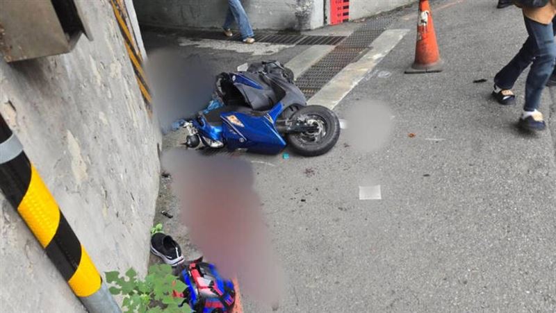 機車闖紅燈撞飛騎士落跑。（圖／翻攝畫面）