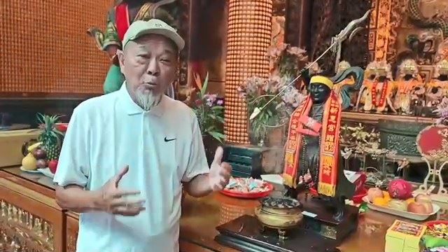 廖大乙表示，凡是信徒參拜後，在廟方的監筊下擲得3個聖筊，就可以得到祝福紅包。（圖／廖大乙提供）