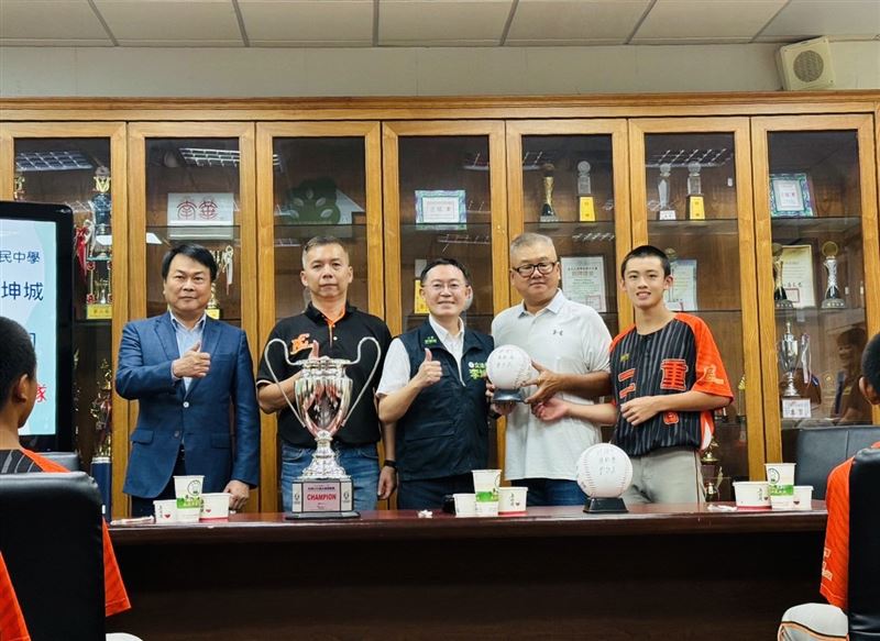 立委李坤城與臺灣菸酒股份有限公司，共同支持二重國中棒球隊前進U-15世界盃棒球賽