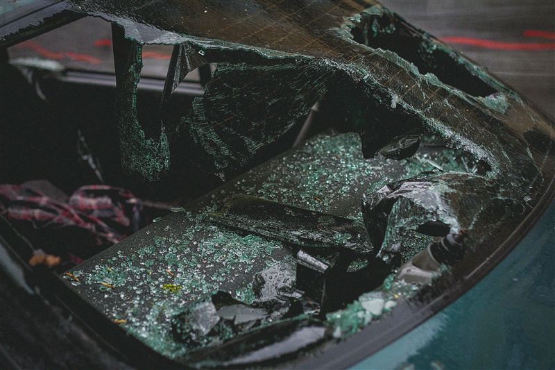 美國一名16歲少女日前獨自開車不小心打瞌睡,意外車禍重傷昏迷,所幸 iPhone「車禍偵測」自動撥打911,讓消防人員得以精準知悉她受困位置,而救回一命。(示意圖/翻攝自pixabay)