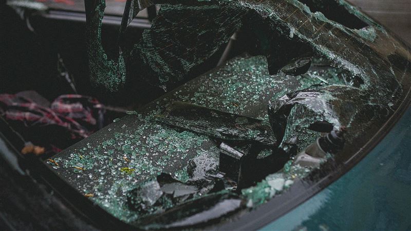 呂男稱，眼睛突然睜不開，才不小心擦撞路旁車輛。（示意圖／翻攝自pixabay）