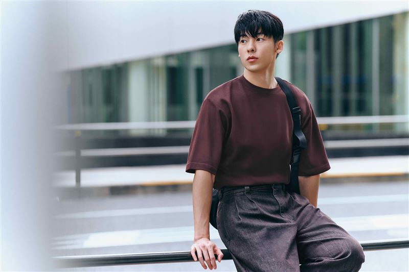 許光漢身穿「空氣神T」 AIRism圓領T恤搭配UNIQLO : C系列打褶直筒牛仔長褲,簡約輪廓流露自信神采。(圖/品牌業者提供)