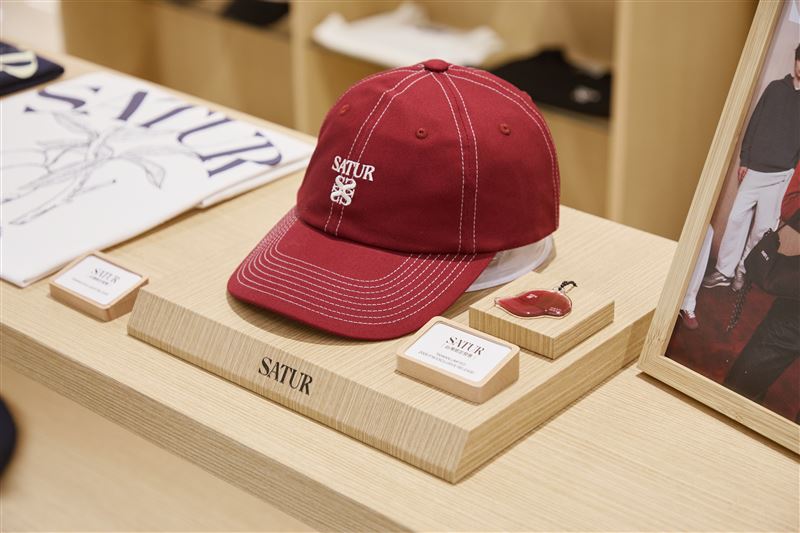 韓國設計師發想出台灣限定發售的棒球帽款「Apero Logo LAT.2358N Ball Cap」。(圖/品牌業者提供)