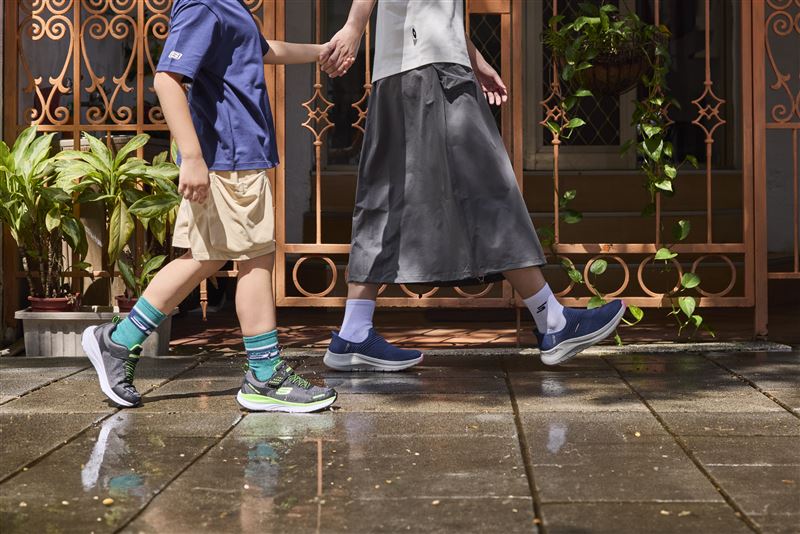 SKECHERS WATERPROOF防水鞋讓出遊旅行不受限。(圖/品牌業者提供)