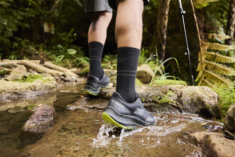 SKECHERS WATERPROOF防水戰靴帶你穿越城市及山野。(圖/品牌業者提供)