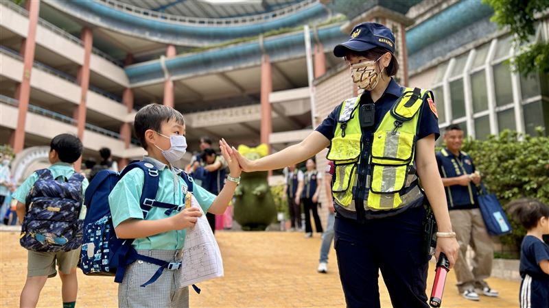 新北開學首日　百警站崗全面啟動護童勤務