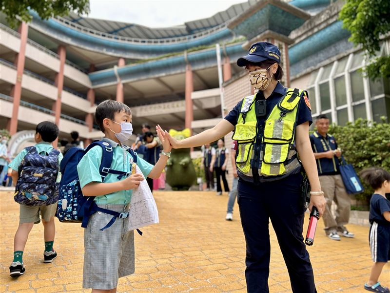 開學第一天見到婦幼隊的女警姐姐站在學校門口指揮交通，小朋友格外的放心，還上前擊掌表達感謝。（圖／翻攝畫面）
