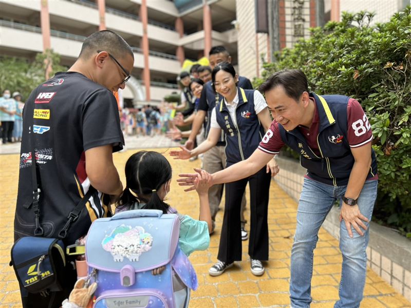 婦幼隊長至光復國小親切向朋友問候，以確保交通順暢及維護學童上放學安全。（圖／翻攝畫面）