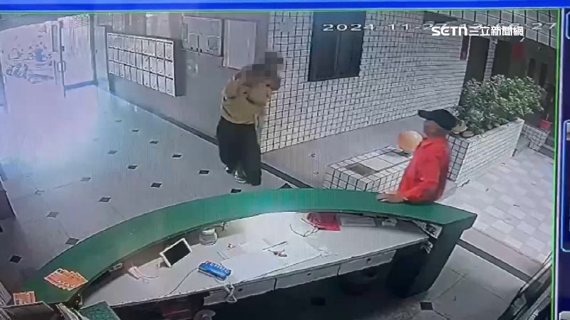 兇嫌仗著自己強健體魄，鎖住對方喉嚨拖行