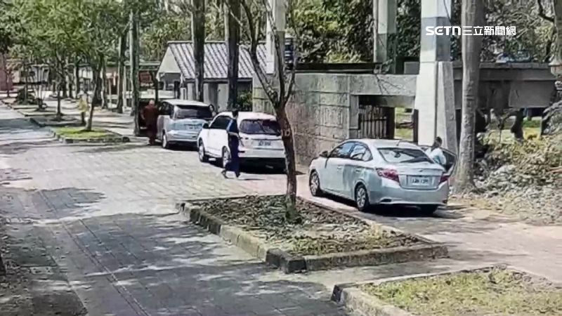 監視器拍下多台車子開進園內