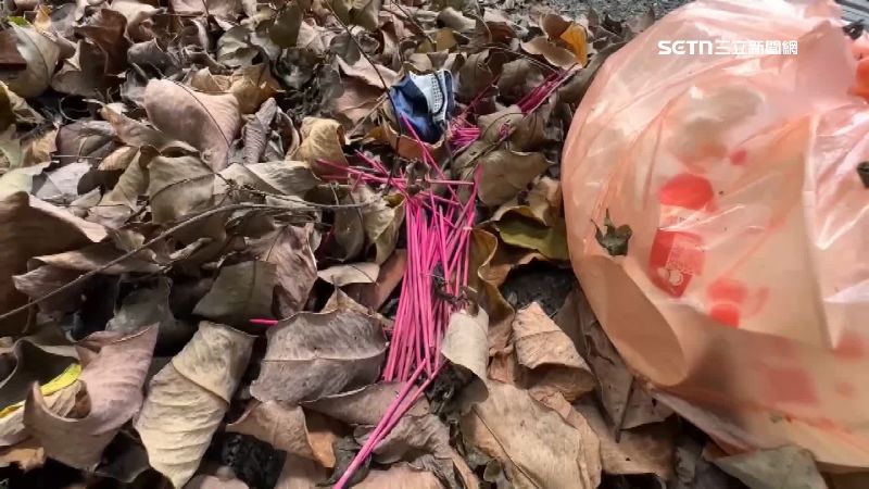 普渡結束後地面依舊有垃圾、香灰