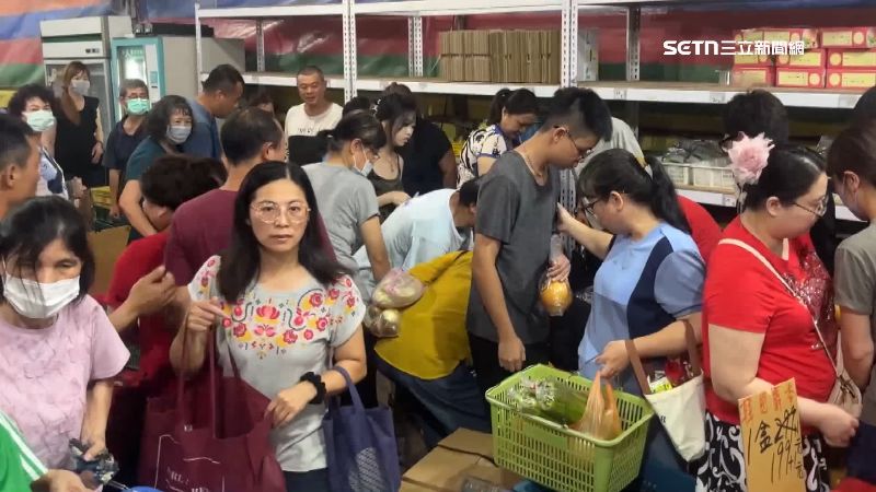四五百人快狠準掃貨，把賣場擠爆