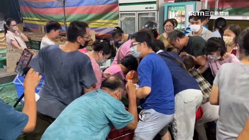 每一樣蔬果都是銅板價，民眾夜間搶便宜