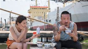 鄭中基（右）自導自演的電影《阿龍》找來周秀娜（左）共同主演。（圖／翻攝自「阿龍 Atonement」粉專）