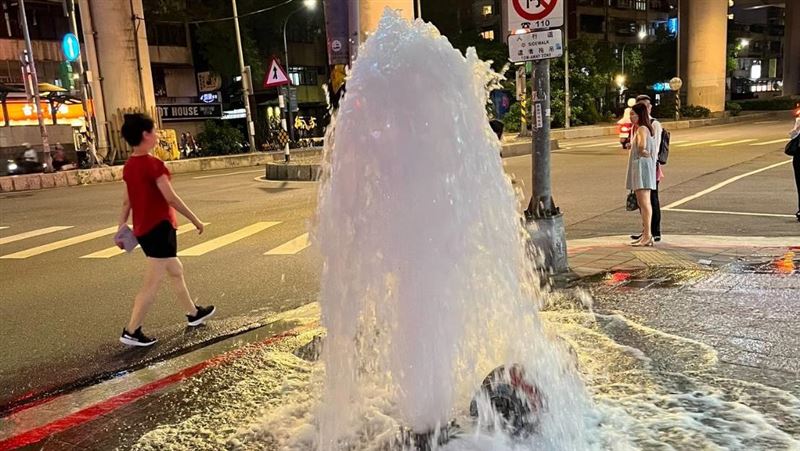 台北東區變水樂園！消防栓斷裂水柱噴超高