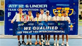 北市中山國小網球隊亞洲U12團體網錦標賽奪金台北市中山國小校長翁明達1日表示，網球是中山國小的強項，蔡承恩（左2）、謝兆鵬（左3）跟屏東潮昇國小廖沛亞（左1）在亞洲U12團體網球錦標賽中奪冠，學校深感光榮。（蔡承恩母親提供）中央社記者楊淑閔傳真　114年9月1日