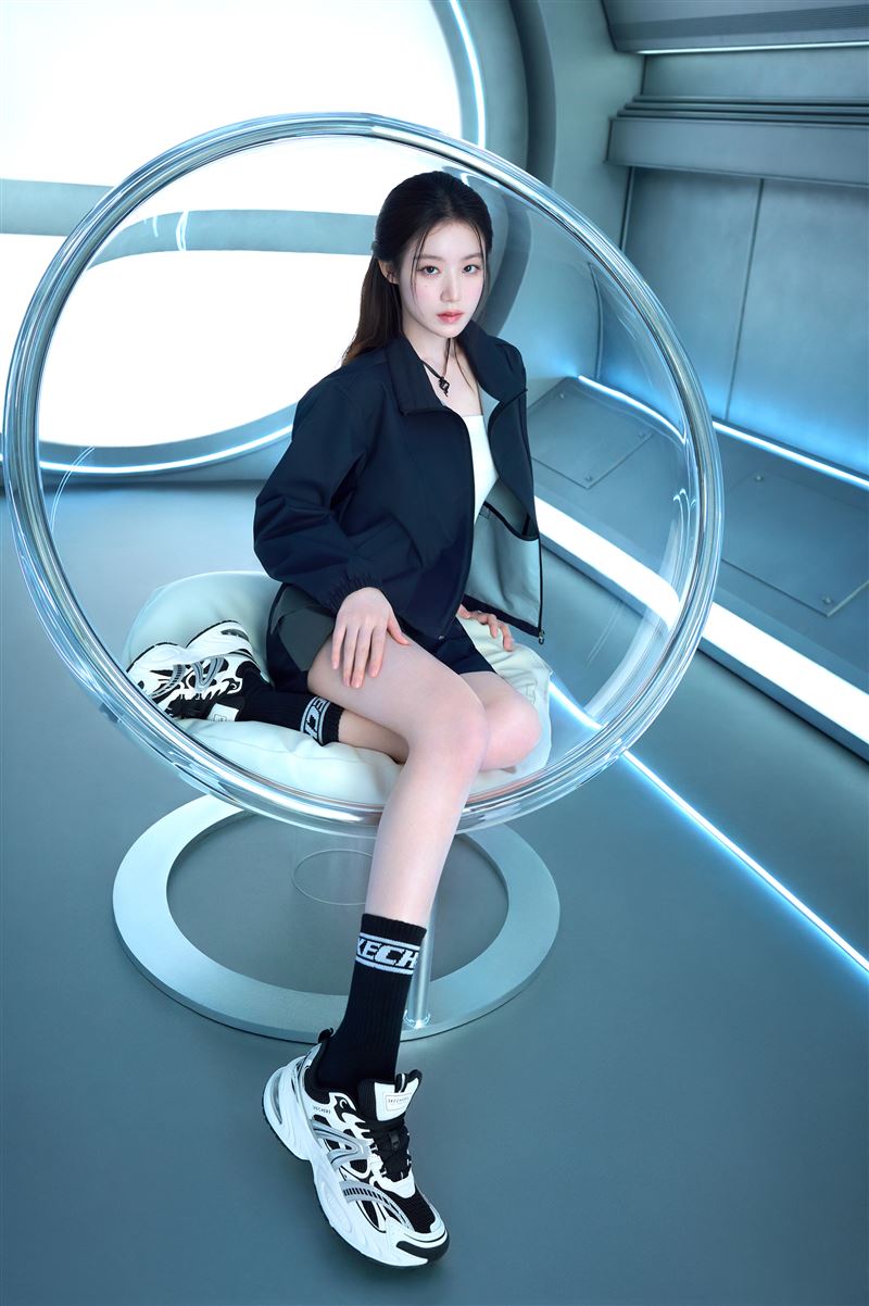 舒華演繹前衛風格的SKECHERS UNO RYZE,展現未來感十足的Y3K穿搭魅力。(圖/品牌業者提供)