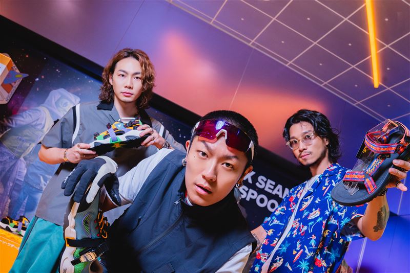 TEVA X Sean Wotherspoon聯名合作與三位潮流份子,分別為多重身分的楷奕(中)、潮流圈的型男代表圈入準(右)及家庭兄弟唯庭(左),來示範多元穿搭的可能性。(圖/品牌業者提供)
