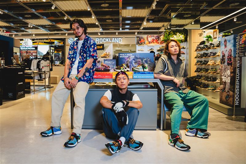 TEVA X Sean Wotherspoon聯名合作與三位潮流份子,分別為多重身分的楷奕(中)、潮流圈的型男代表圈入準(右)及家庭兄弟唯庭(左),來示範多元穿搭的可能性。(圖/品牌業者提供)