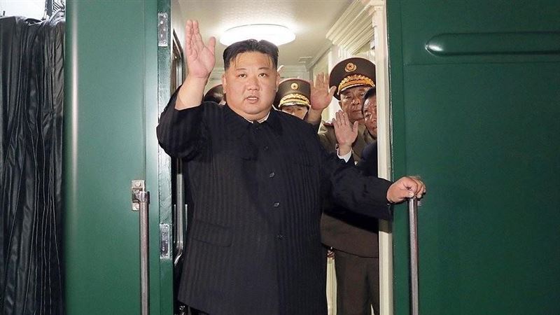 金正恩搭乘火車離開平壤前往中國參加閱兵式。（圖／韓聯社）