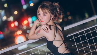 啦啦隊女孩美背狂挖洞　一轉身爆超辣畫面