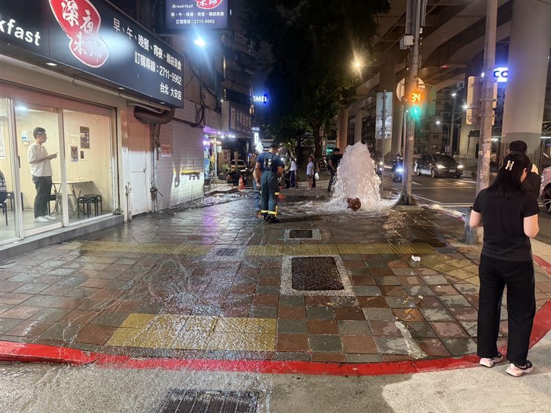 台北市大安區大安路一段，消防栓斷裂噴出水柱。（圖／翻攝畫面）