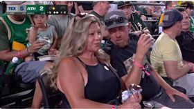 大聯盟轉播拍到男球迷抓身旁女性友人胸部，讓導播嚇得趕緊移開鏡頭，同時現場轉播的氣氛頓時陷入尷尬。（圖／翻攝自Ｘ）