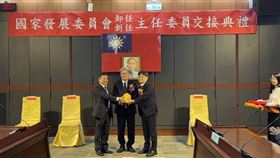 國發會新任主委葉俊顯1日正式走馬上任，承諾以國家發展計畫為核心，推動經濟創新升級，落實社會公平正義與環境永續，展現領導新氣象。葉俊顯指出，AI是台灣再起飛的關鍵，國發會將規劃「AI新十大建設」，以人工智慧帶動百工百業轉型，並強化國家安全與產業韌性。（圖／記者師瑞德攝影）