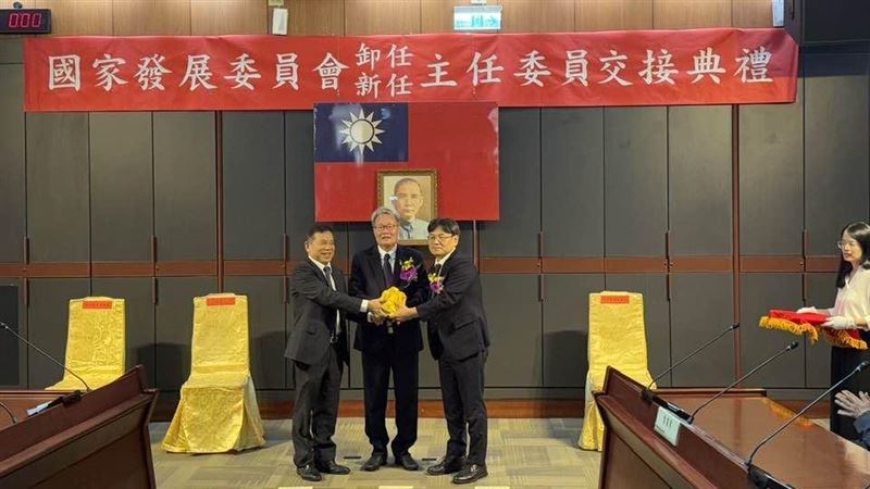 國發會新任主委葉俊顯1日正式走馬上任,承諾以國家發展計畫為核心,推動經濟創新升級,落實社會公平正義與環境永續,展現領導新氣象。葉俊顯指出,AI是台灣再起飛的關鍵,國發會將規劃「AI新十大建設」,以人工智慧帶動百工百業轉型,並強化國家安全與產業韌性。(圖/記者師瑞德攝影)