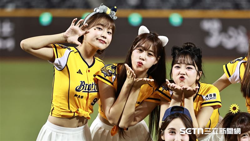 PS女孩韓籍成員JJUBI（朴善珠）、金渡兒和瑄合影。（圖／記者劉彥池攝影）