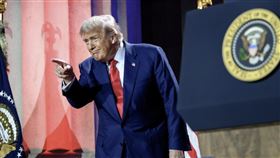 面對外界瘋傳自己死訊，川普終於出面闢謠。（翻攝自The White House Flickr）