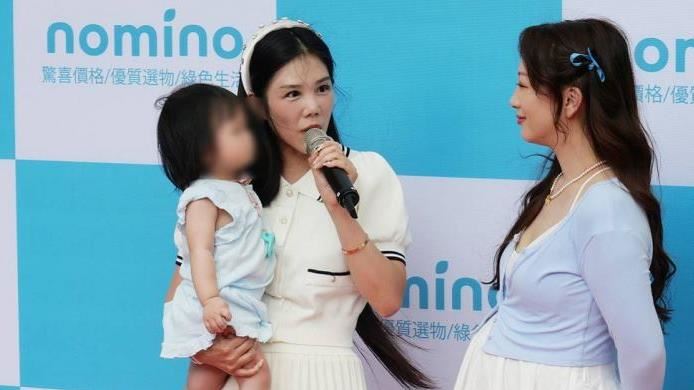 直擊楊晨熙攜女賣力　老公一旁躺椅小瞇快