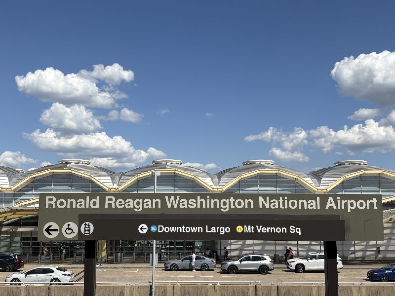 一名顧姓學生日前持有效簽證赴美就讀，但入境時遭海關連續3輪、長達10小時的審訊，聚焦他與中共的關係後被遣返。圖為美國雷根華盛頓國家機場，非事發地點