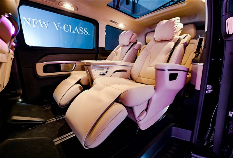 V 250 d EXCLUSIVE 車型於後座座椅扶手區新增手機無線充電裝置。（Mercedes-Benz提供）
