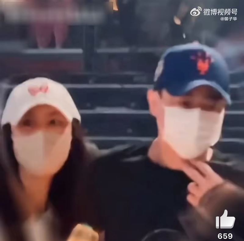 林心如（左）、霍建華一起去聽演唱會。（圖／翻攝自微博）