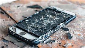 檢調在鄭亦麟住家外的車道查扣鏡面已經碎裂的手機，令人吃驚的是該支手機功能正常，已緊急送往鑑識還原中。示意圖/／鏡週刊，非本新聞勿用