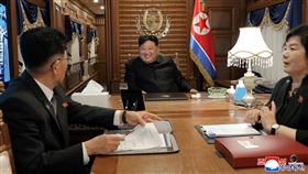 金正恩搭乘專用列車準備前往中國參加閱兵，心情看起來相當不錯。（圖／路透社／達志影像）