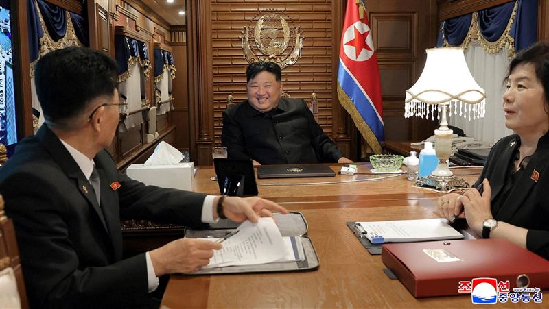 金正恩搭乘專用列車準備前往中國參加閱兵，心情看起來相當不錯。（圖／路透社／達志影像）