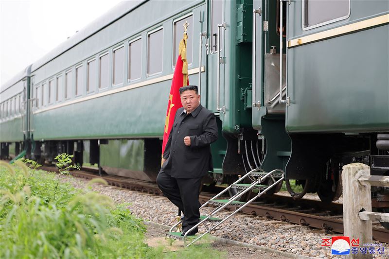 專用列車因為防護厚重，因此行駛較緩慢。（圖／路透社／達志影像）