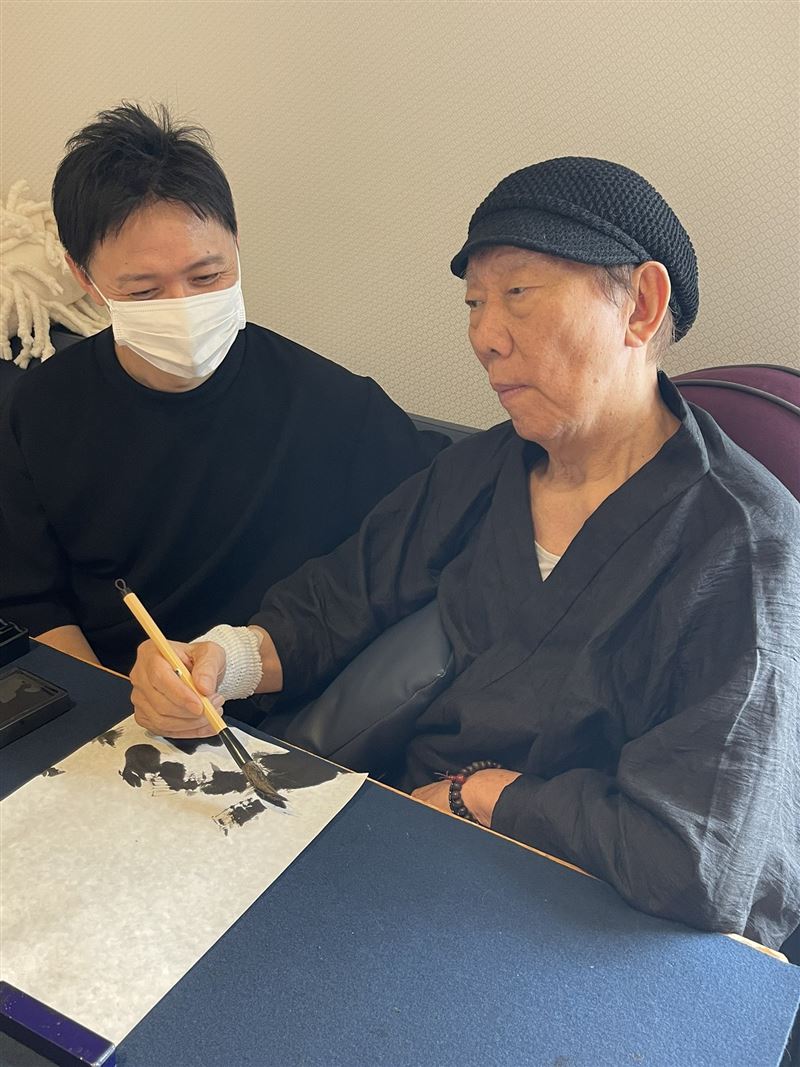 82歲橋幸夫(右)今年5月罹患中度阿茲海默型失智症。（圖／翻攝自X）