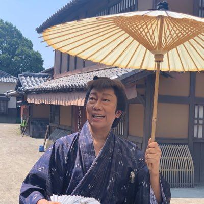 橋幸夫是台灣經典台語歌「一支小雨傘」、「墓仔埔也敢去」的日文原唱。（圖／翻攝自X）