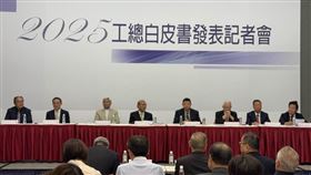 工總理事賴運興提醒，去年推出的「隱形打房政策」，要求營建商自備資金與銷售率限制，雖低調實施，但已讓業者經營壓力驟增，除了建商壓力，購屋族也受房貸高利率困擾，目前利率普遍3.5%至3.8%，還須附加綁約條件，民眾負擔沉重，工總建言，房市政策應以「軟著陸」為原則，避免市場急凍或硬著陸，否則將同時拖累消費需求與整體經濟循環。（圖／記者師瑞德攝影）