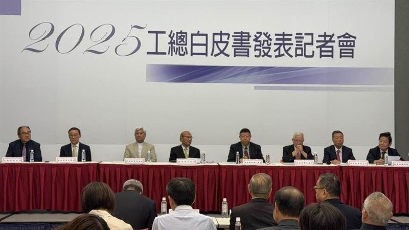 工總理事賴運興提醒,去年推出的「隱形打房政策」,要求營建商自備資金與銷售率限制,雖低調實施,但已讓業者經營壓力驟增,除了建商壓力,購屋族也受房貸高利率困擾,目前利率普遍3.5%至3.8%,還須附加綁約條件,民眾負擔沉重,工總建言,房市政策應以「軟著陸」為原則,避免市場急凍或硬著陸,否則將同時拖累消費需求與整體經濟循環。(圖/記者師瑞德攝影)