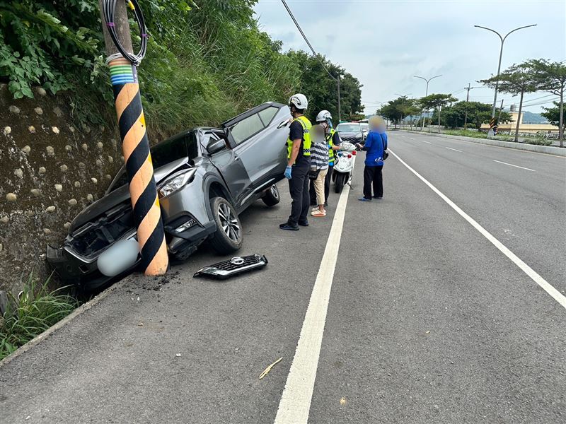 余姓老翁駕駛休旅車載著妻子突然失控自撞路邊電線桿。（圖／翻攝畫面）