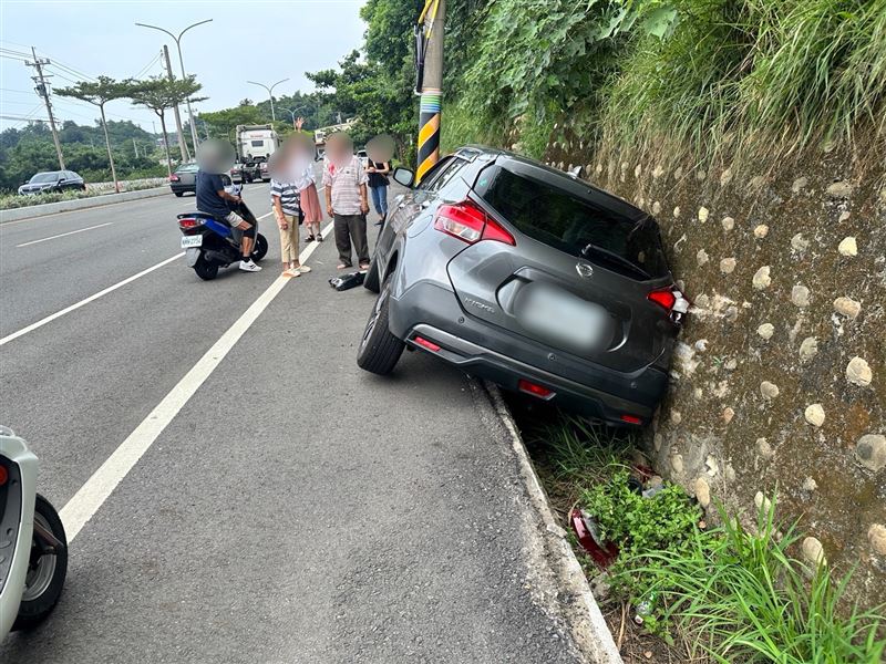 余姓老翁開車行經台1線時自撞路邊電線桿。（圖／翻攝畫面）