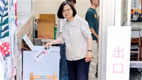 前總統蔡英文前往建安國小投公投票。（圖／蔡英文辦公室提供） 