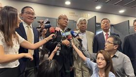 工總發表《2025白皮書》，凝聚160產業工會意見，提出十大全面性建言，盼成為政府施政導航，協助產業轉型升級，理事長潘俊榮指出，下半年無薪假增加，勞工生活不容再壓縮，適度調薪合理且必要，才能兼顧勞資雙方的基本生存與穩定。潘俊榮直言，當前是政府與產業必須綁在一起的時刻，唯有同心協力，台灣才能翻轉危機，在五年後迎來新格局。（圖／記者師瑞德攝影）