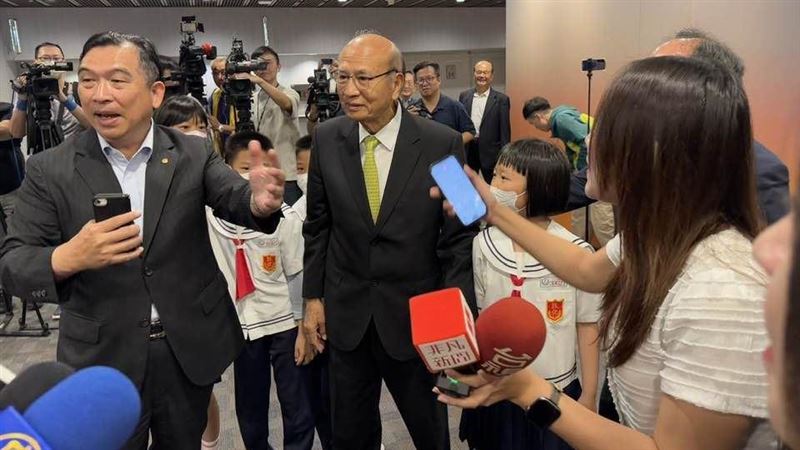 工總發表《2025白皮書》,凝聚160產業工會意見,提出十大全面性建言,盼成為政府施政導航,協助產業轉型升級,理事長潘俊榮指出,下半年無薪假增加,勞工生活不容再壓縮,適度調薪合理且必要,才能兼顧勞資雙方的基本生存與穩定。潘俊榮直言,當前是政府與產業必須綁在一起的時刻,唯有同心協力,台灣才能翻轉危機,在五年後迎來新格局。(圖/記者師瑞德攝影)