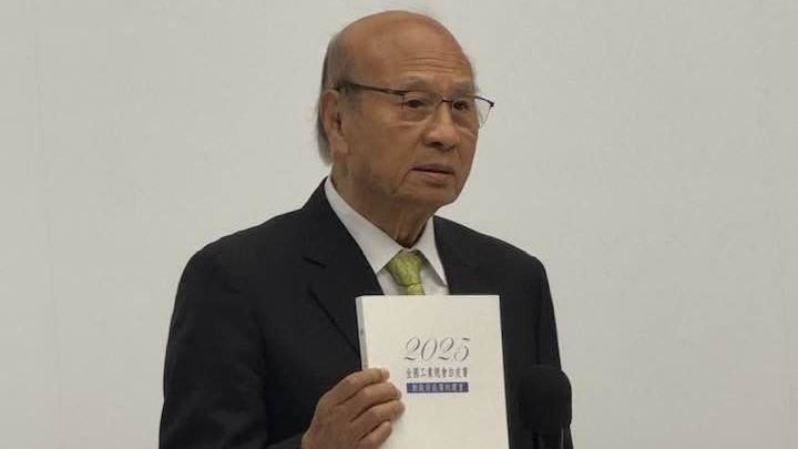 工總發表《2025白皮書》,凝聚160產業工會意見,提出十大全面性建言,盼成為政府施政導航,協助產業轉型升級,理事長潘俊榮指出,下半年無薪假增加,勞工生活不容再壓縮,適度調薪合理且必要,才能兼顧勞資雙方的基本生存與穩定。潘俊榮直言,當前是政府與產業必須綁在一起的時刻,唯有同心協力,台灣才能翻轉危機,在五年後迎來新格局。(圖/記者師瑞德攝影)